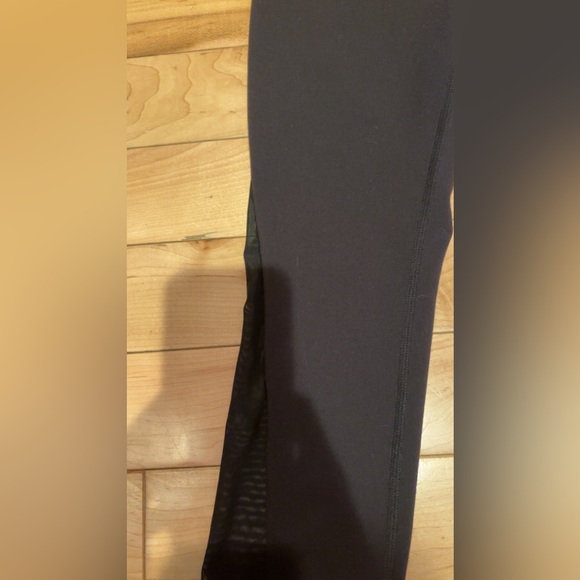 ALO YOGA CAPRI LEGGINGS - Picture 4 of 5